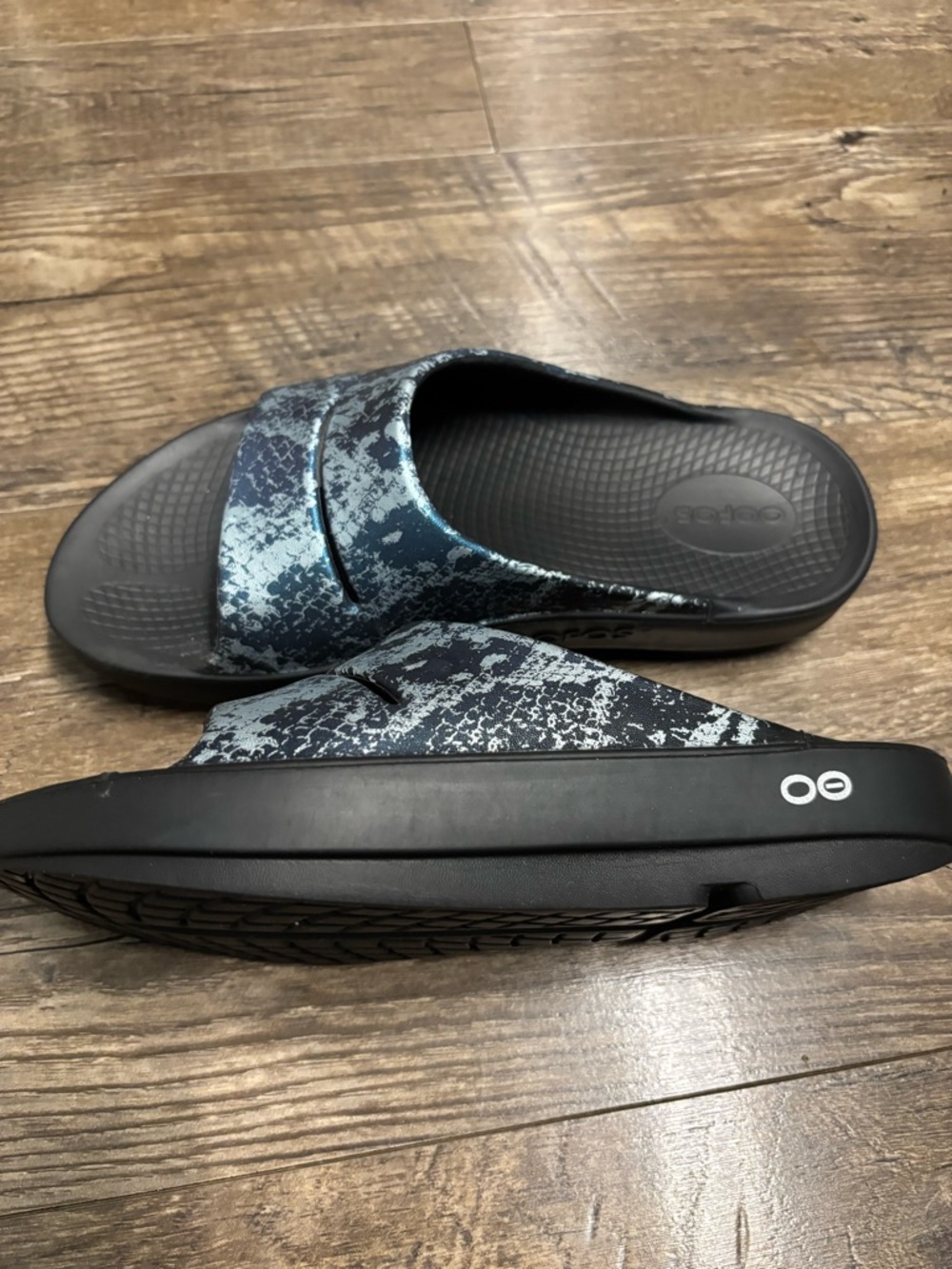 OOFOS Slide Sandals in Blue Marbled and Black  size 8 women Men 6